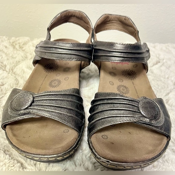 Taos Escape Walking Leather Sandal
Pewter Color
Women’s Size 7 - Picture 1 of 8